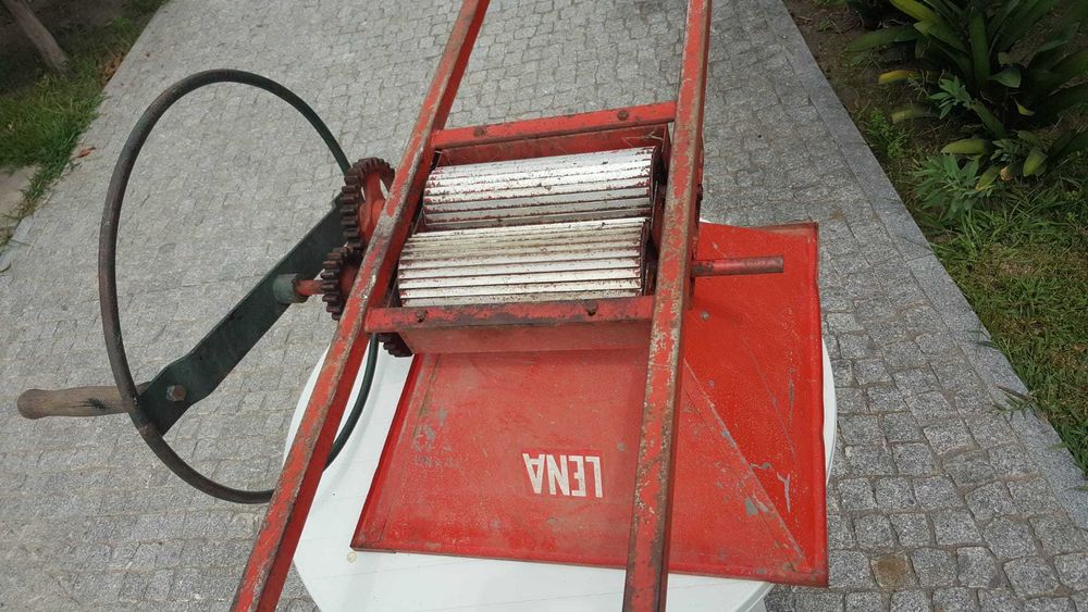 Pisadeira, trituradora manual para uvas.