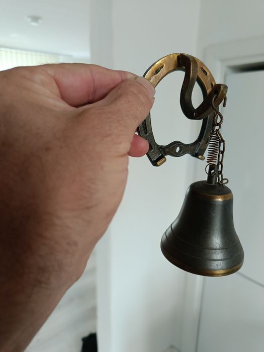 Dzwoneczek z podkową mosiądz