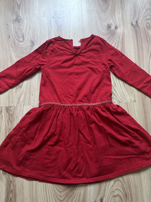 Czerwona sukienka dziewczeca