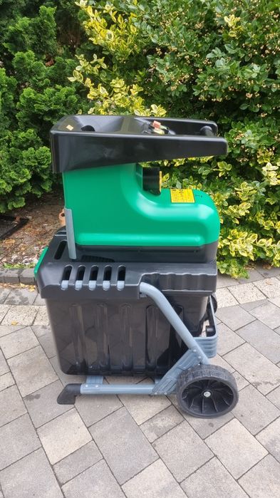 Rozdrabniacz do gałęzi frezowy Top Craft   z koszem 2800 Watt rębak