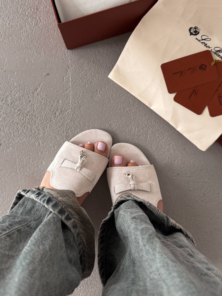 Klapki Loro Piana charms light beige