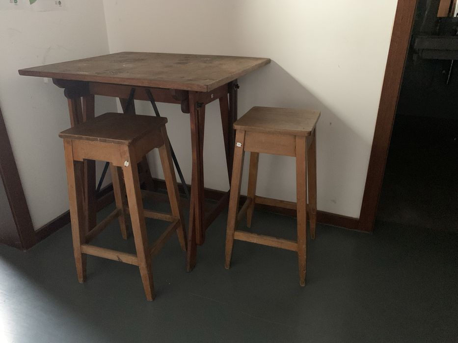 Mesa de trabalho e banco em madeira