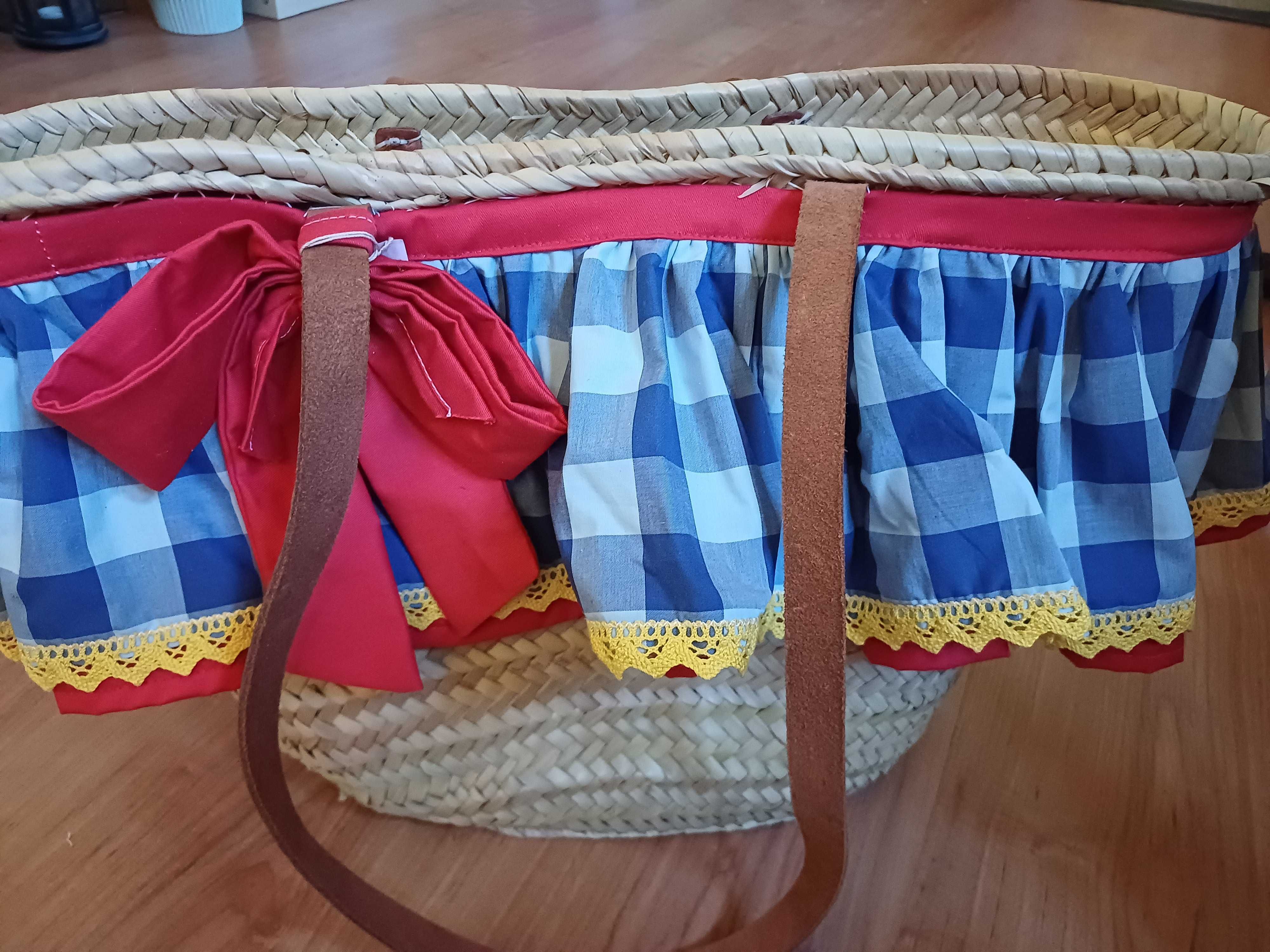 Cesta em ráfia decorada com 2 folhos