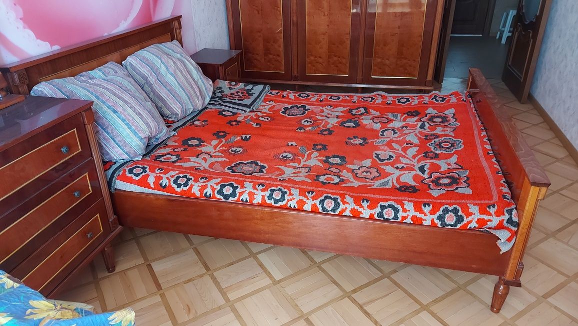 Спальня гарнітур ліжко шафа  трюмо  тумбочки Румунія