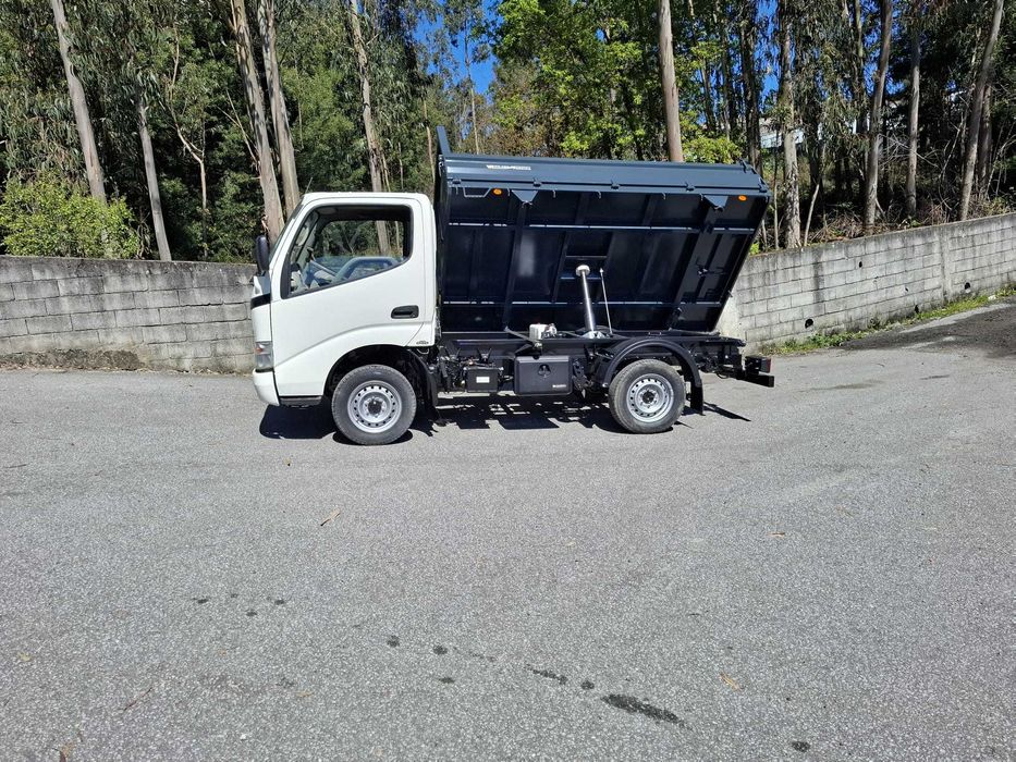 Toyota Dyna Basculante Trilateral