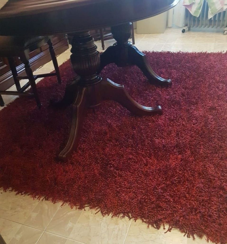 Carpete bordeaux (cerca de 2 m por 1,60 m)