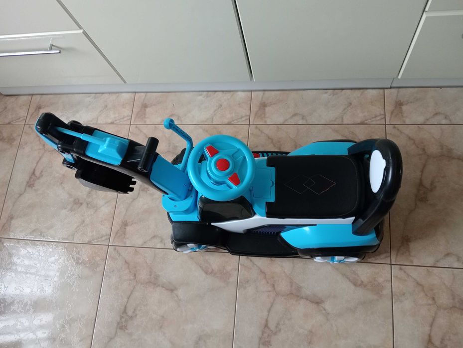 Дитяча машина на акумуляторі