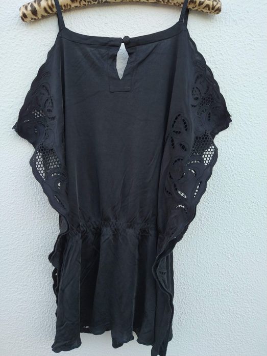 Blusa preta com elástico na cintura.