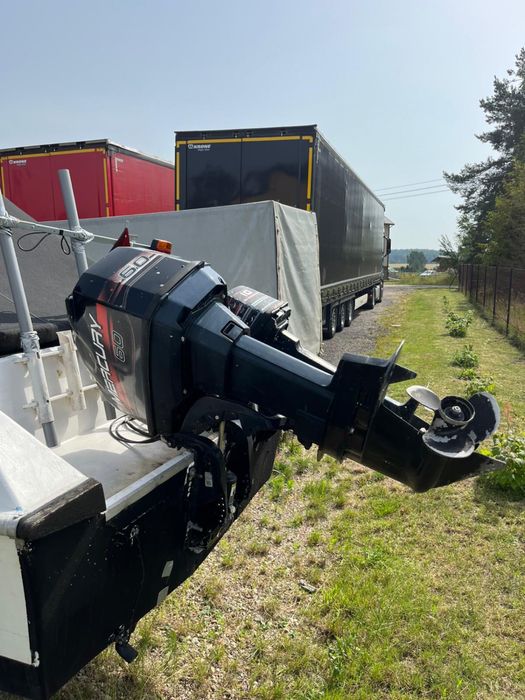 Łódź motorowa z dwoma silnikami