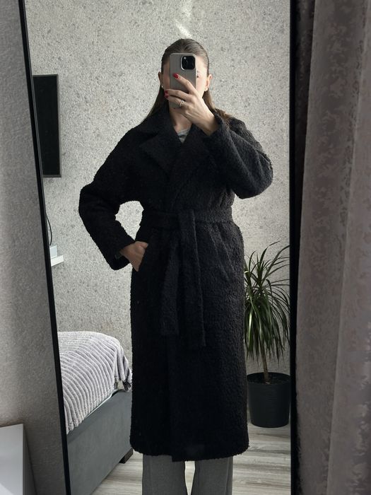 Чорне зимове пальто