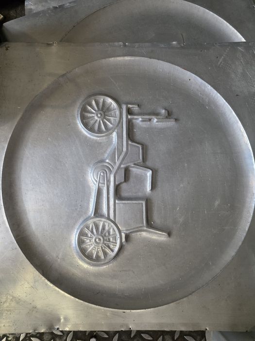 Aluminiowe tablice etro samochód, płaskorzeźba