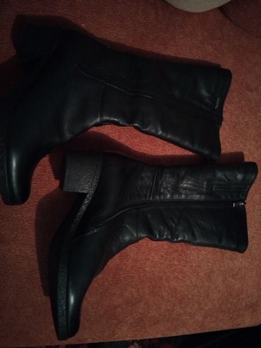 Шкіряні чоботи .