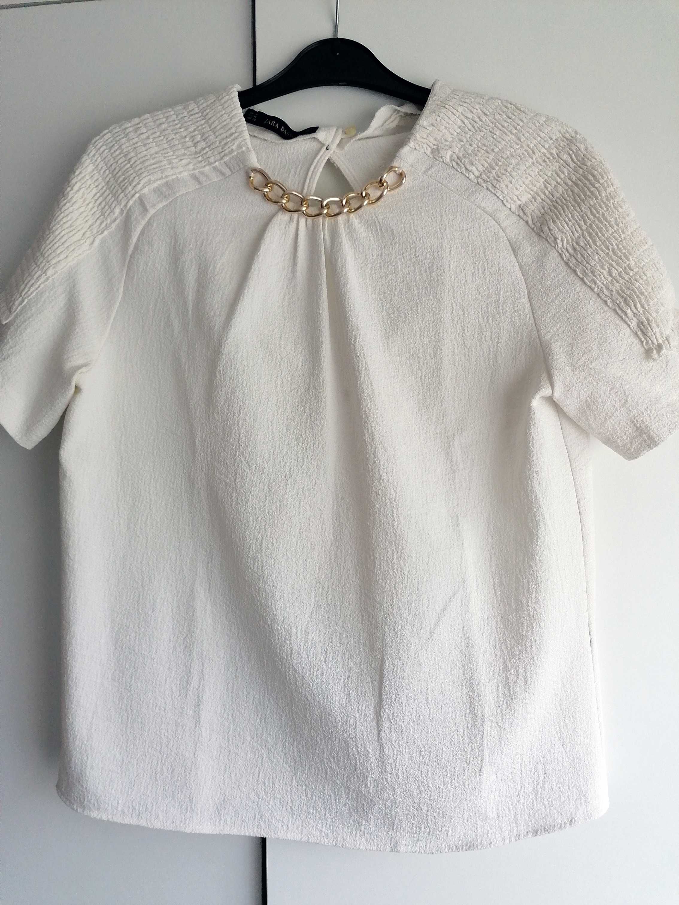 Blusa branca manga curta com corrente dourada Zara