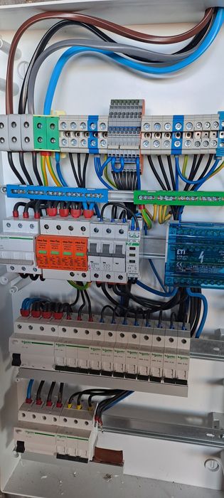 Usługi elektryczne – KinMar Construction | Profesjonalny elektryk