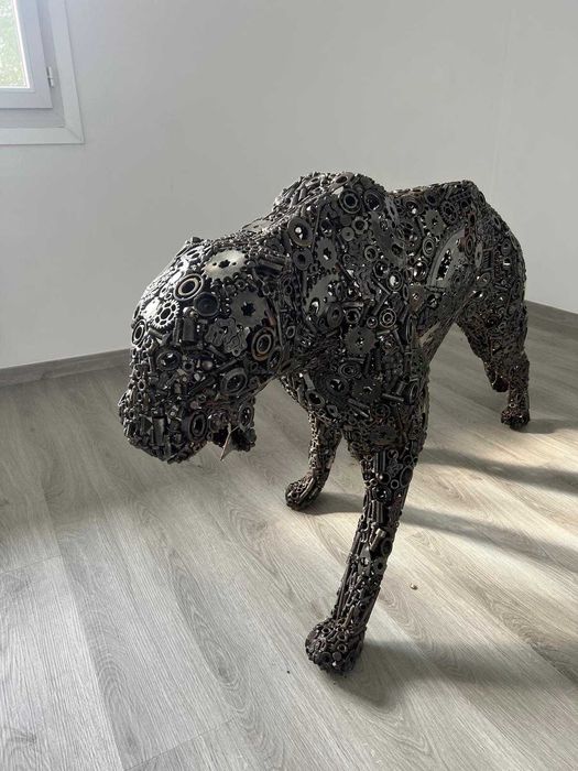 Pantera em metal reciclado