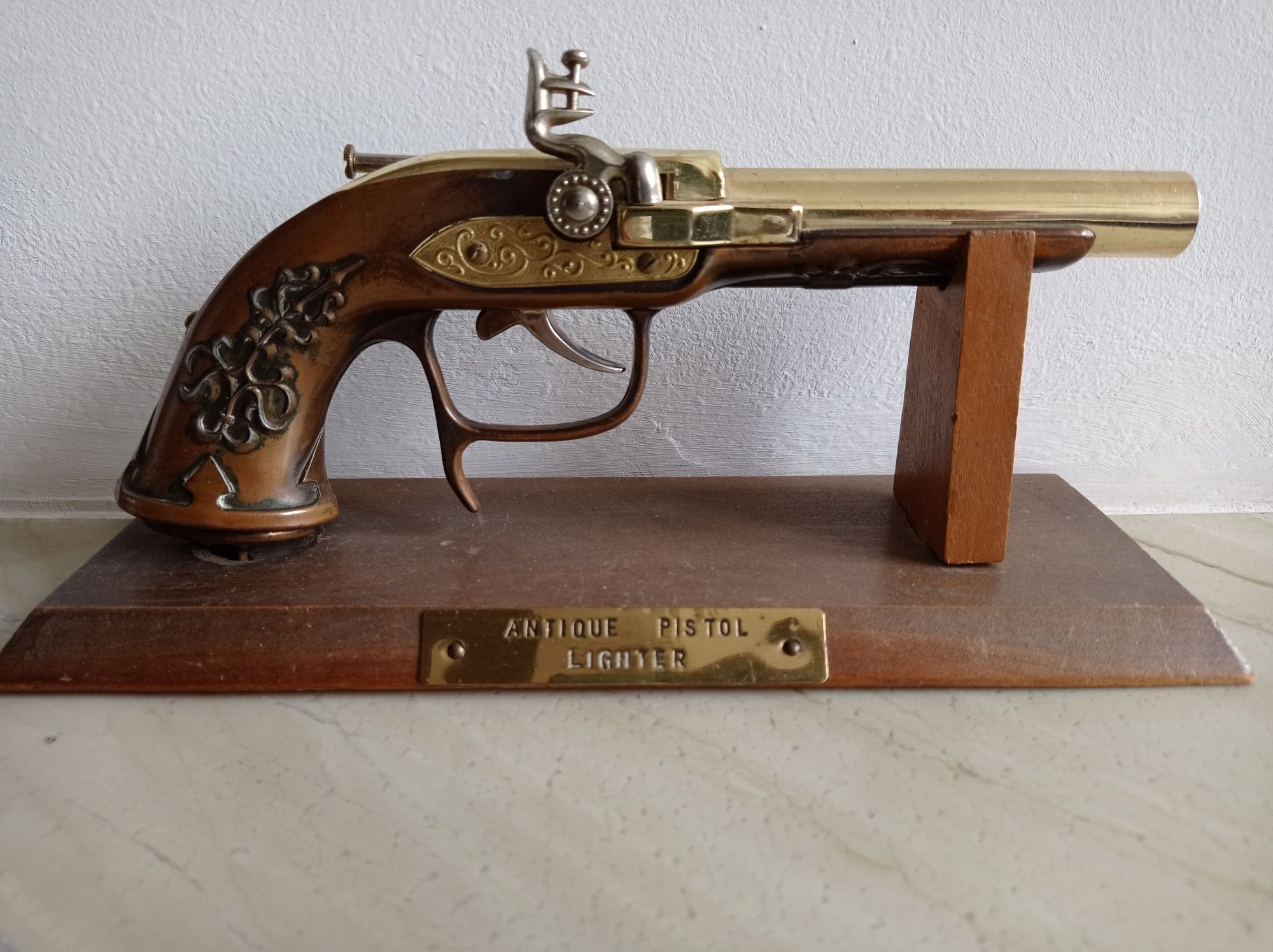 Запальничка у вигляді антикварного пістоля револьвера