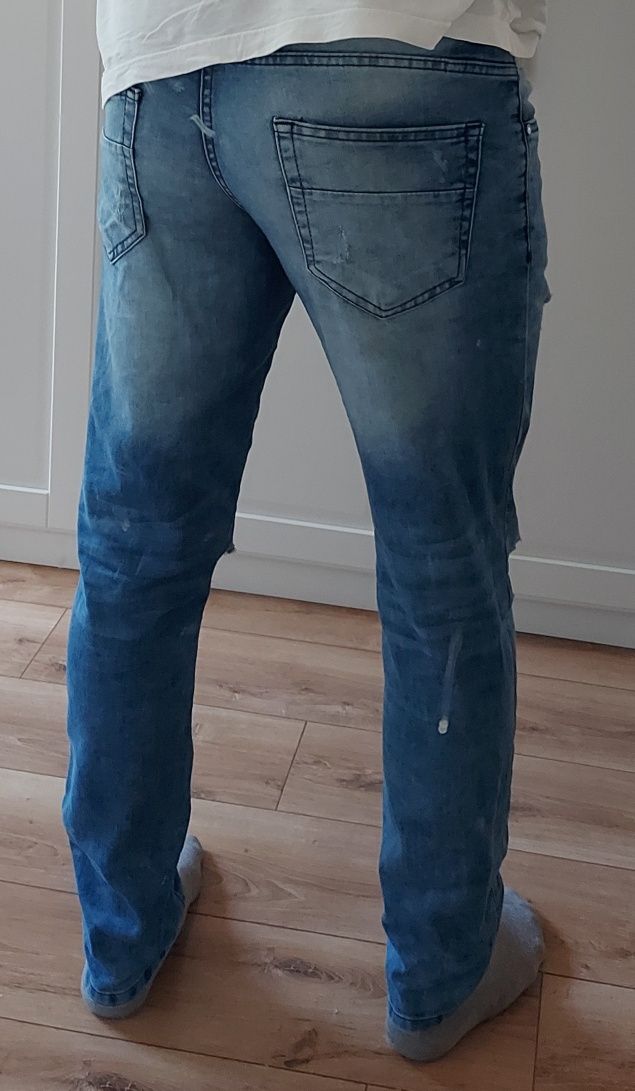 Jeansy Reserved 
Rozmiar 32/32 Niebieski jeans
z dziurami