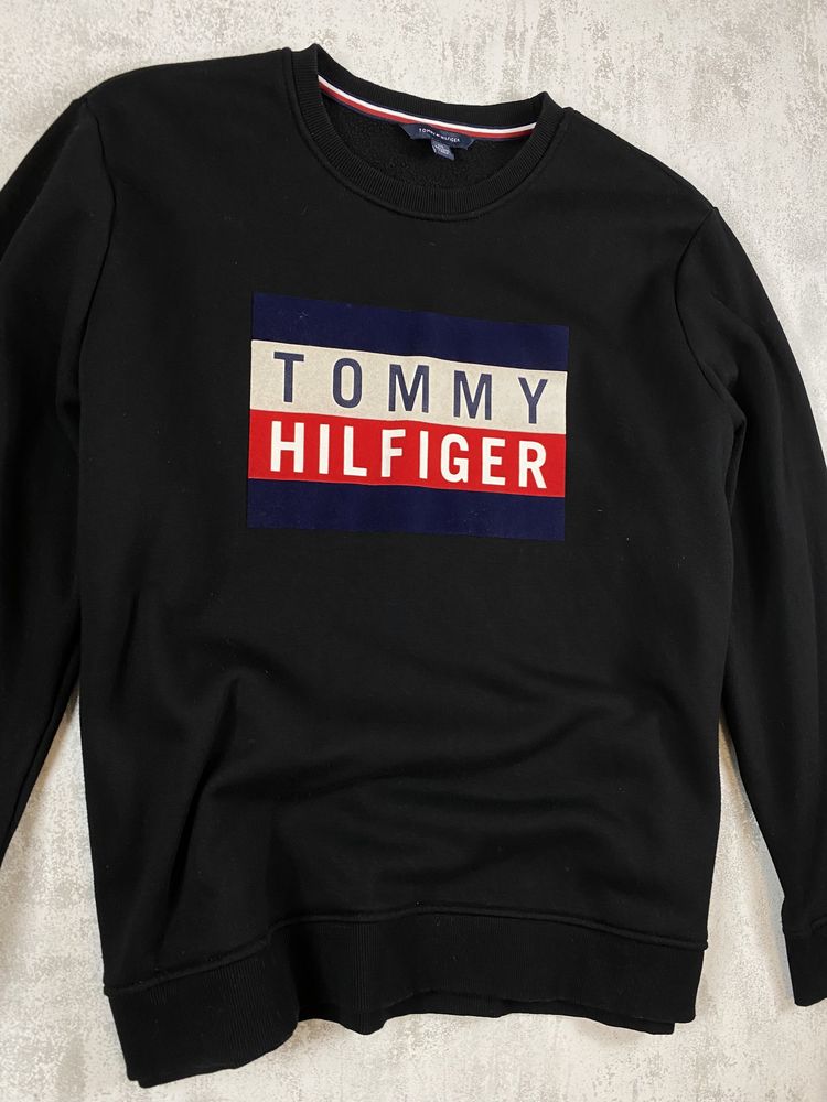 Емблема елегантності: Чорний світшот Tommy Hilfiger