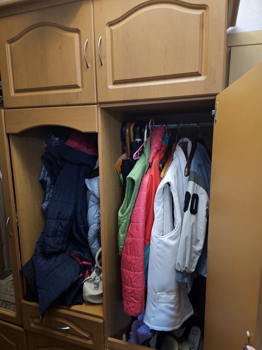 Шкаф і тумбочка в прихожу