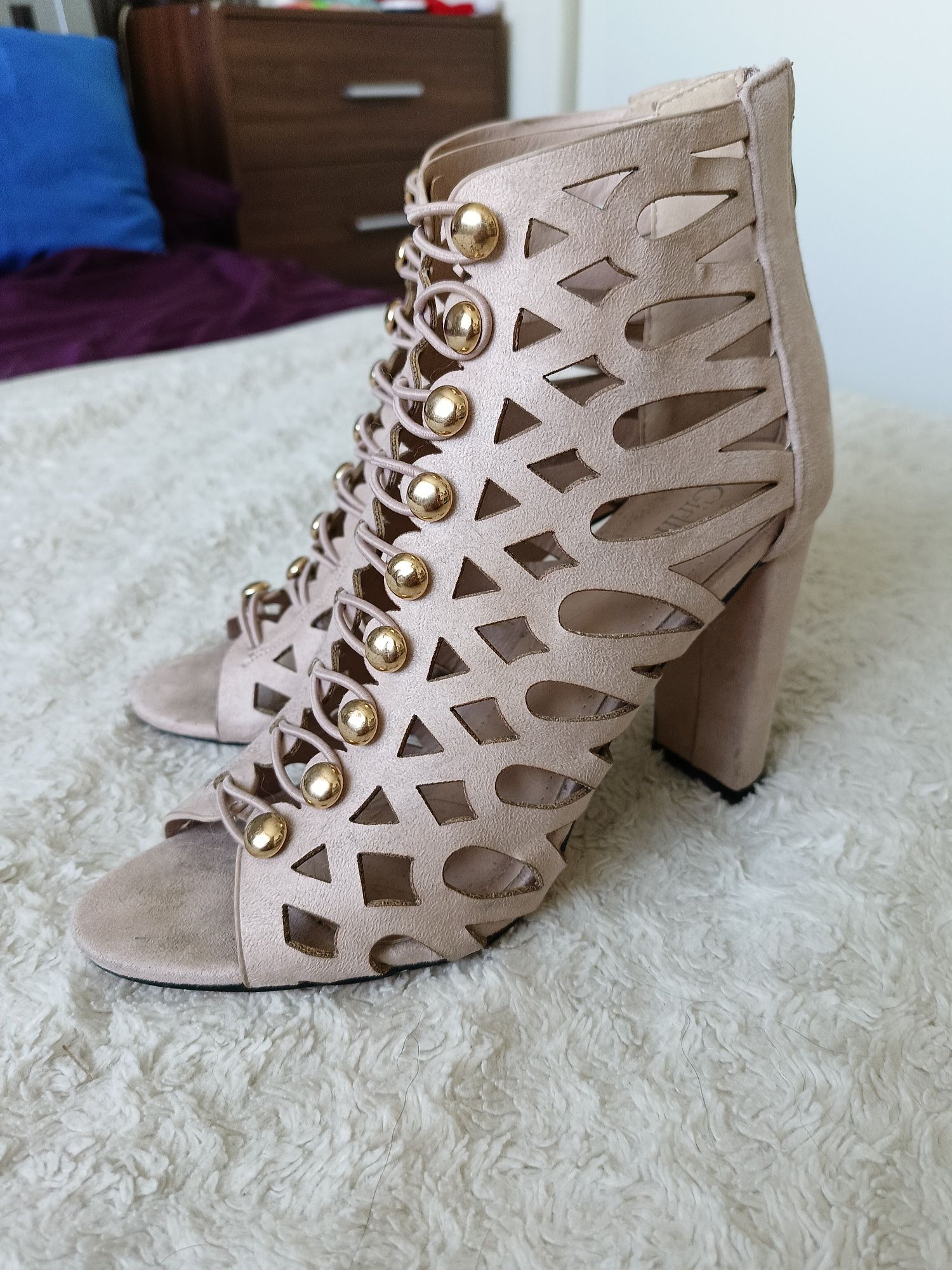 Buty na obcasie r 40