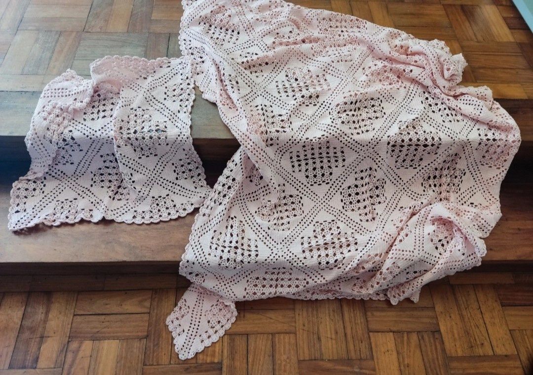 Toalha de mesa + naperon em renda (feito à mão)