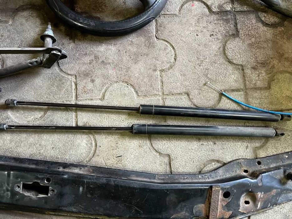 Упоры/амортизаторы багажника Мерседес Вито 638