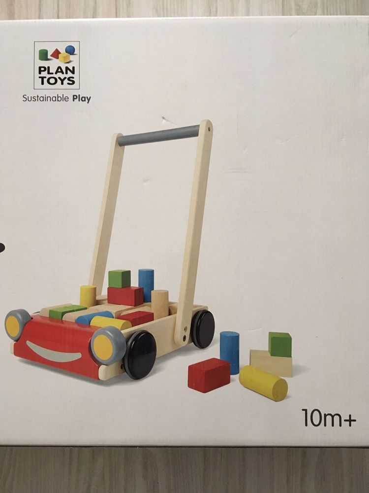 Wózek drewniany do pchania z klockami Plan Toys