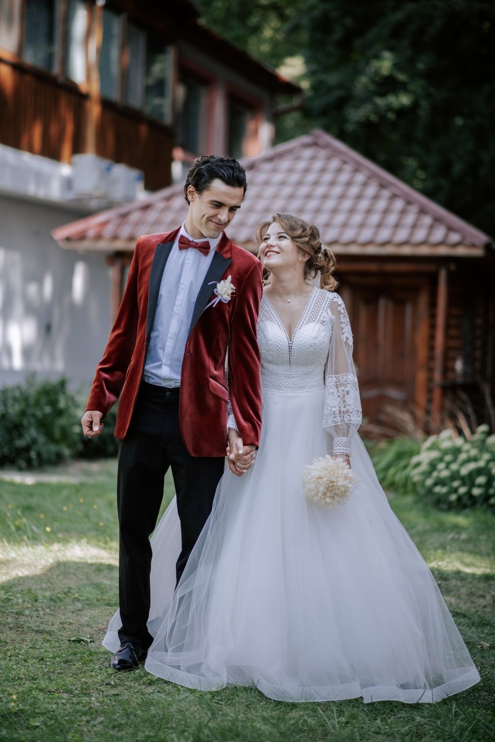 Весільна сукня з фатою і кільцями