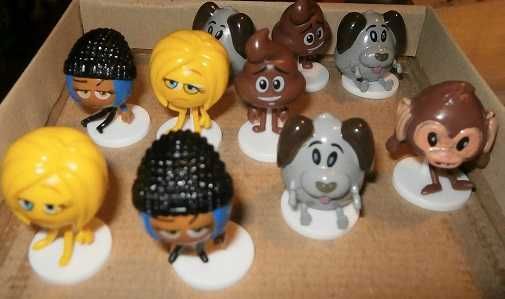 Figurki z soczków z Biedronki z różnych serii.