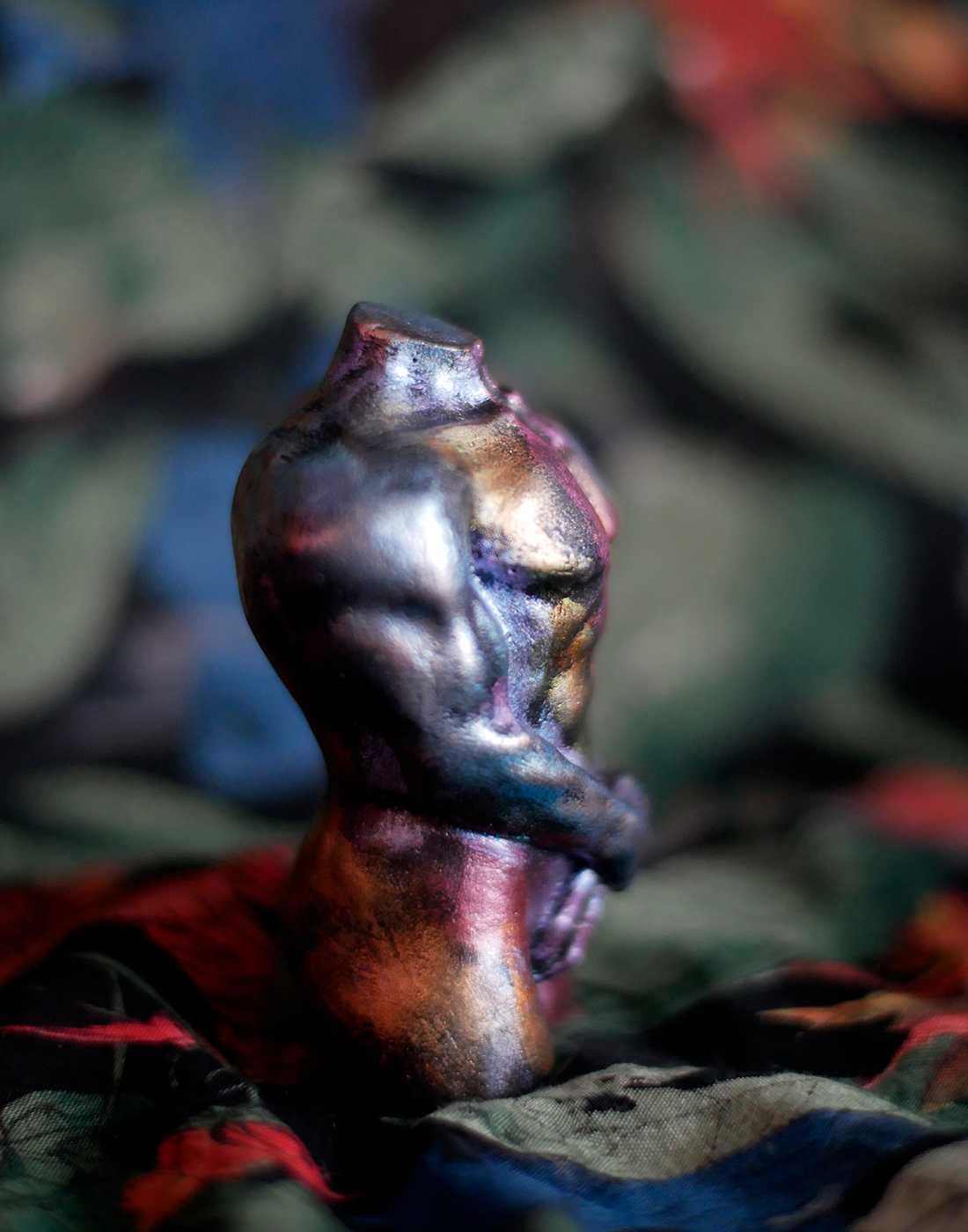 Tęczowy mężczyzna w kolorach metalicznych, rzeźba z gipsu, wys. 8,5 cm