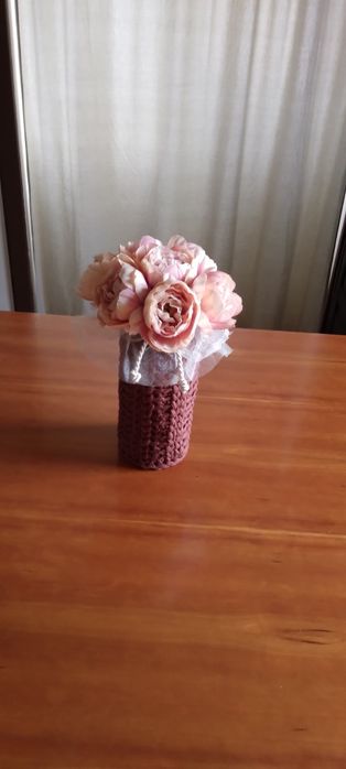 Jarra em crochet bordeaux com flores