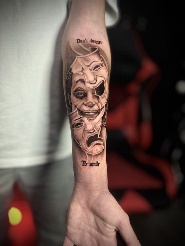 Tatuagem de varios estilos, realismo, preto e branco, colorido.