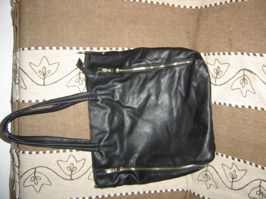 Sprzedam czarną torebkę
