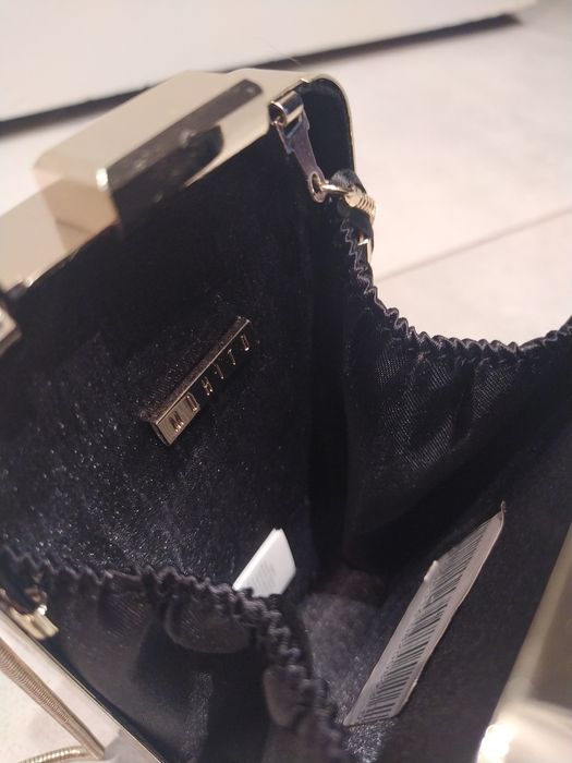 Czarna torebka MOHITO na łańcuszku