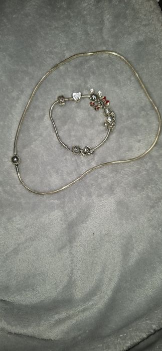 Colar e pulseira pandora com charmes