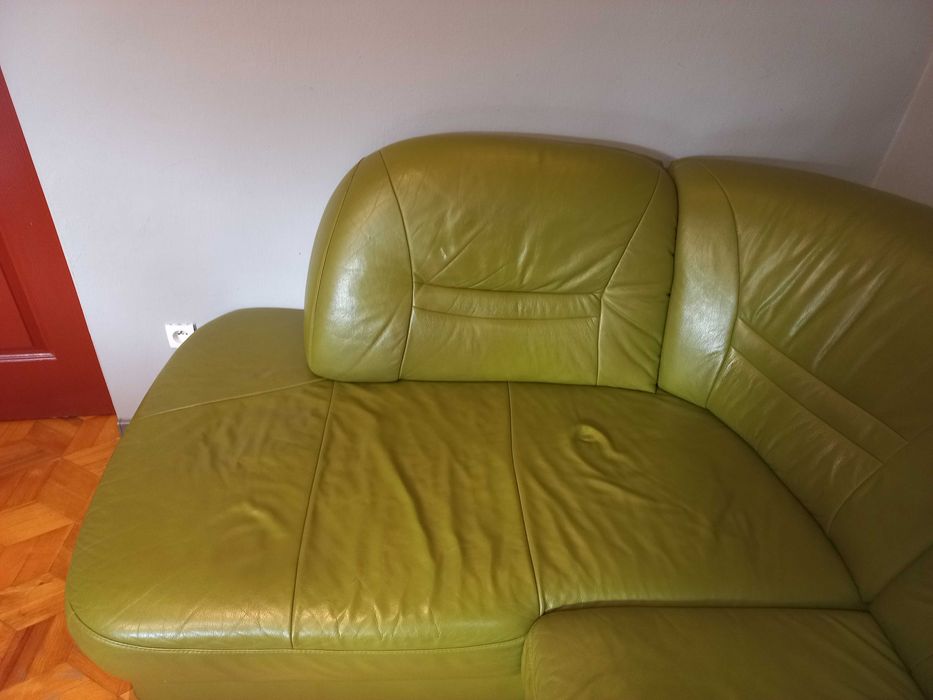 Skórzany narożnik zielony ze schowkiem na pościel