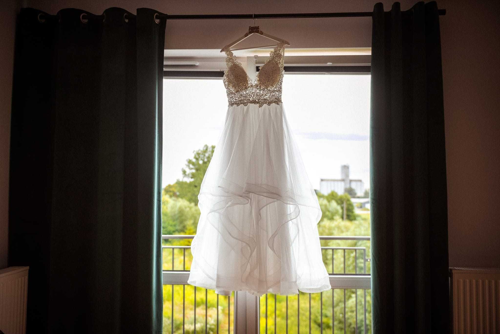 Suknia ślubna  z asymetrycznym dołem