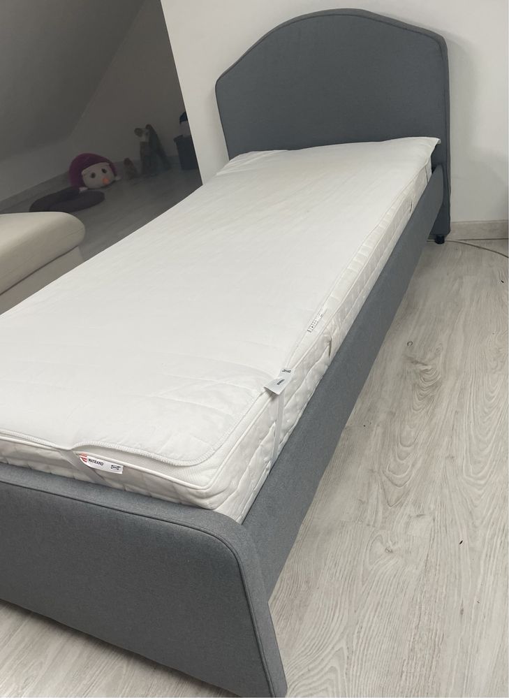 Cama cizenta com arrumação, colchão e protetor colchão ótimo estado