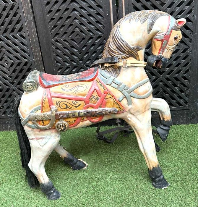 Cavalo decorativo antigo em madeira maciça