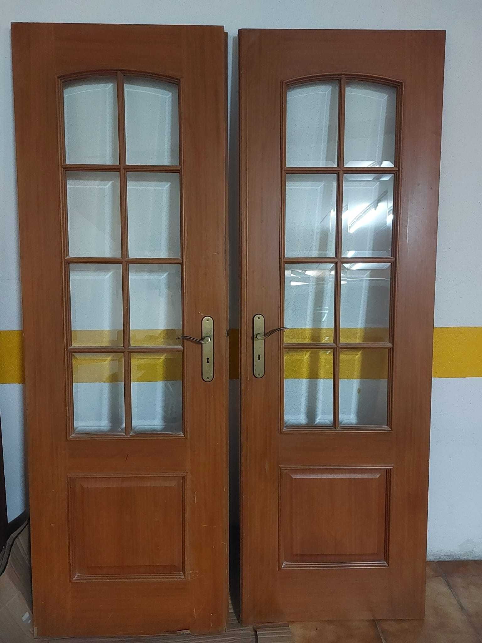 Porta dupla em madeira com vidros, em bom estado, pronta a instalar!