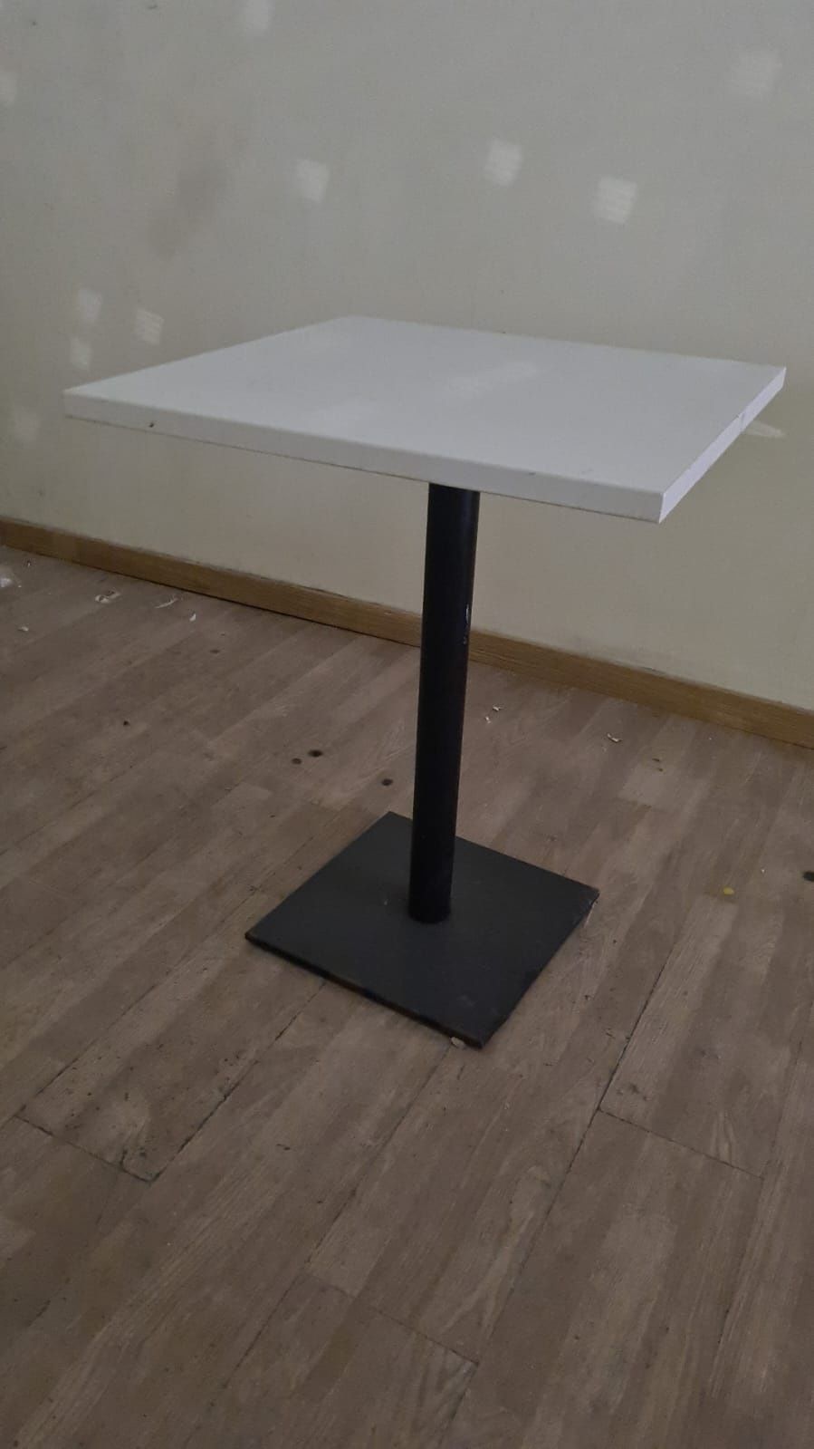 Mesa branca com base de ferro