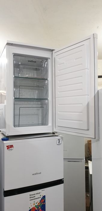 Морозильна камера Vestfrost CMF085W