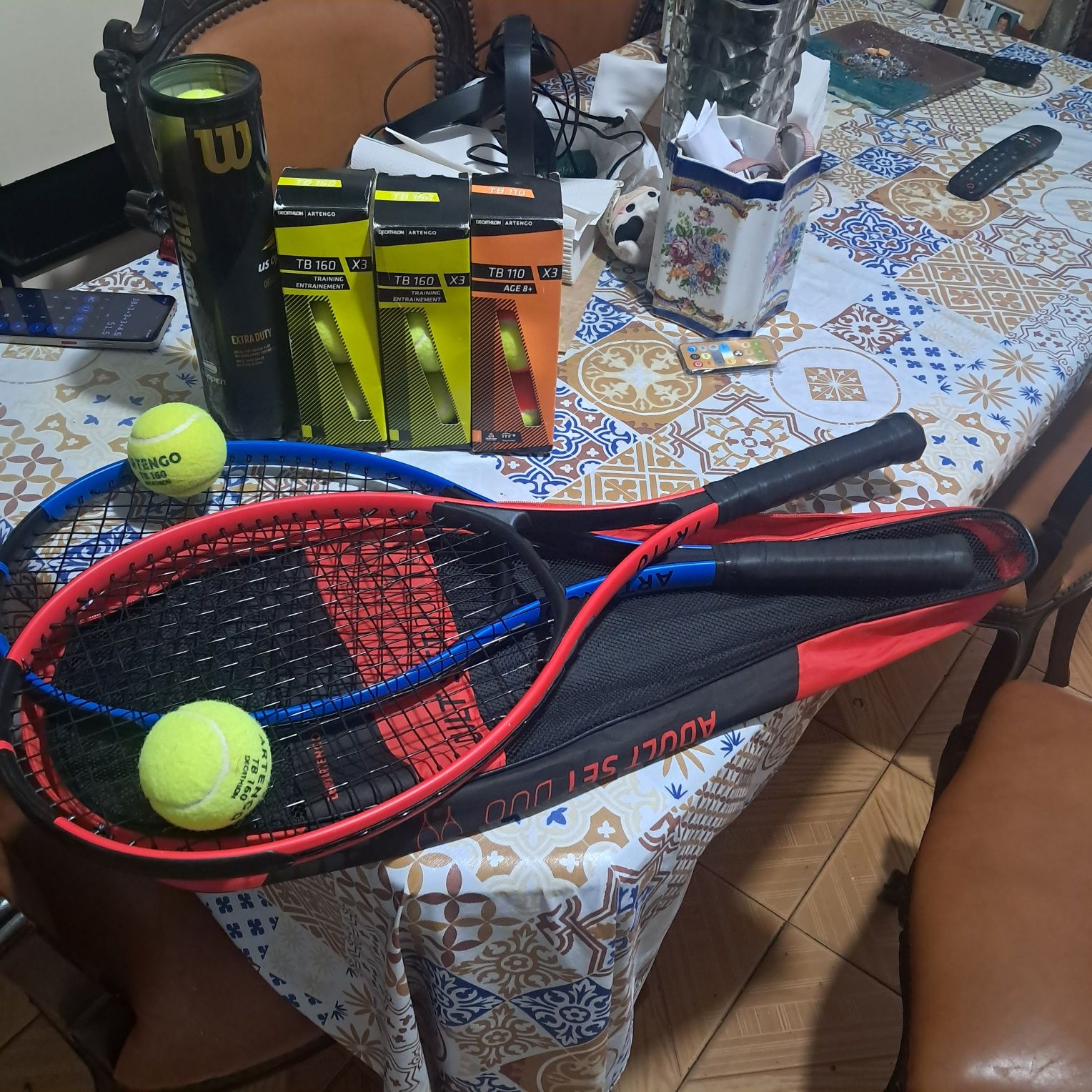 Raquetes e bolas de tenis