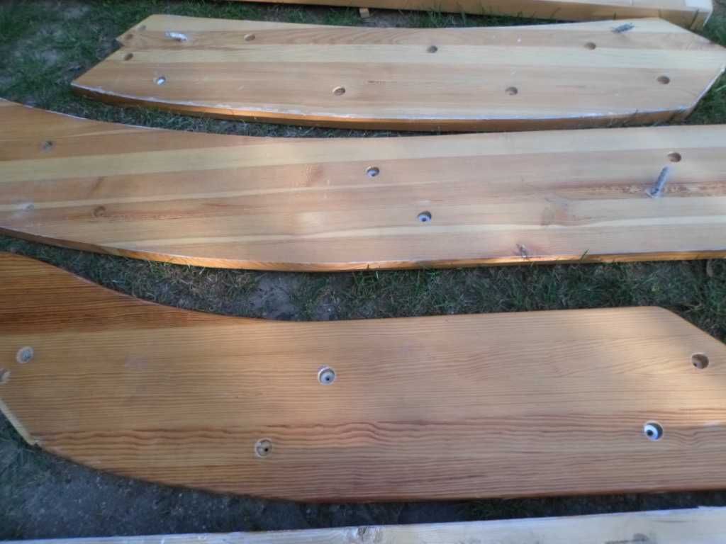boczne elementy stopni schodów drewno