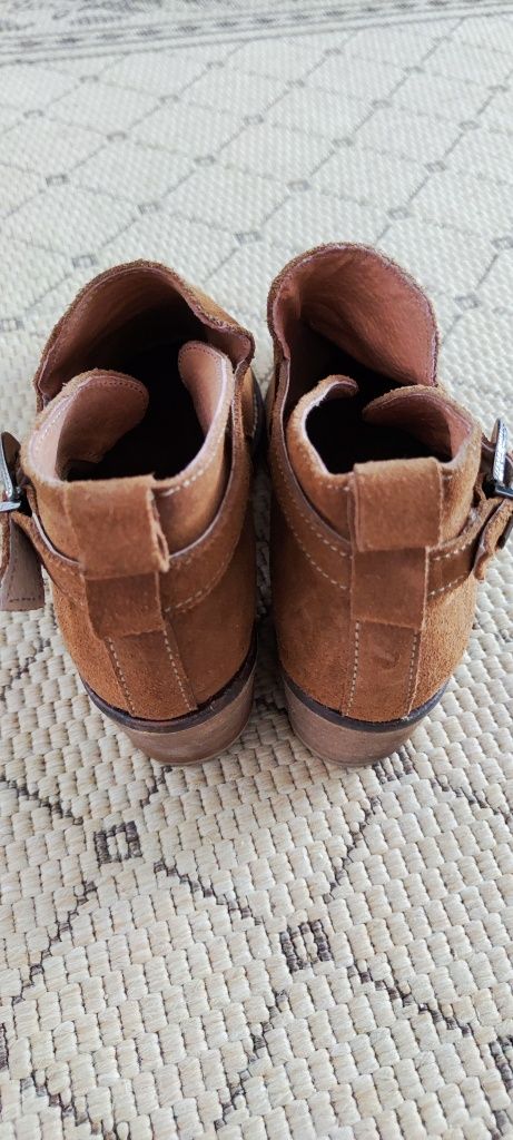 Botins em pele camel