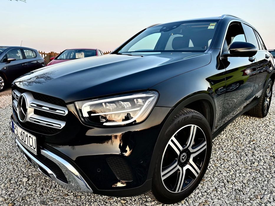Mercedes-Benz GLC GLC300e-4MATIC-Plug-in-Hybrid-Luksus sam w sobie.