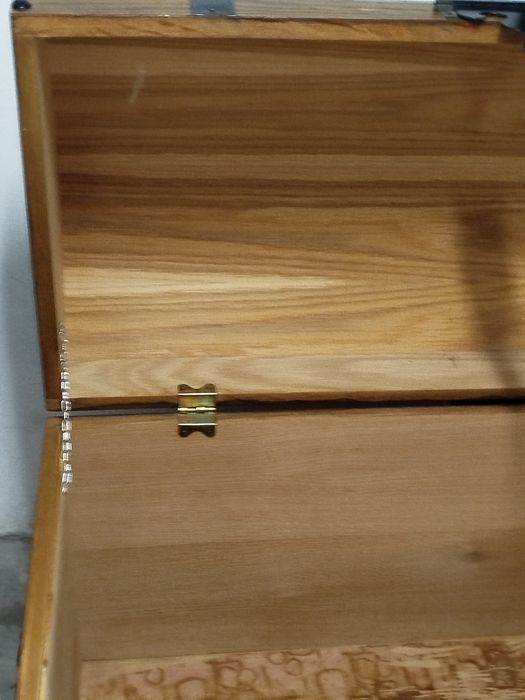 Baú em madeira ...........