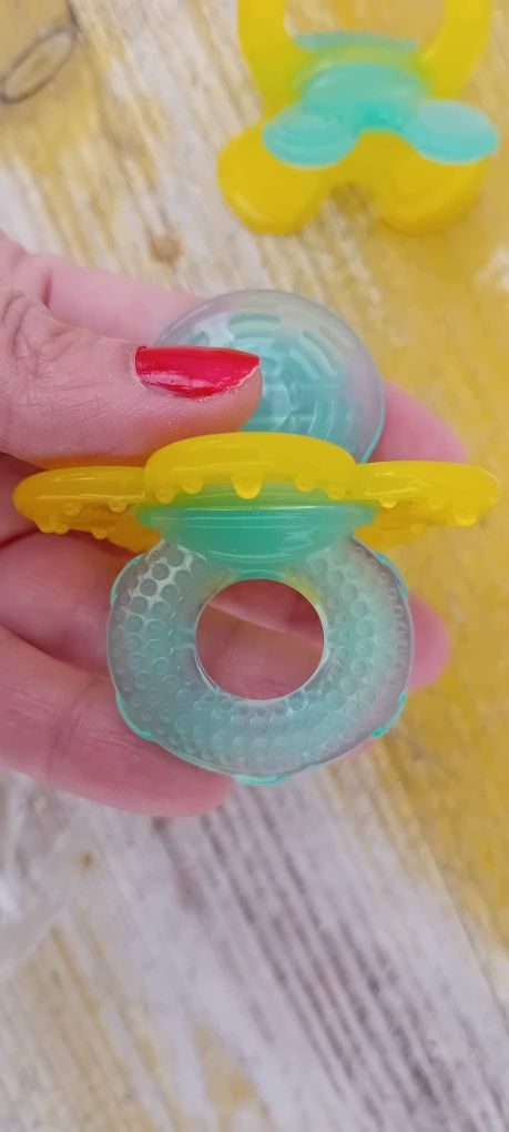 Conjunto babete, mordedores, escova de dentes, termómetro e meias bebé