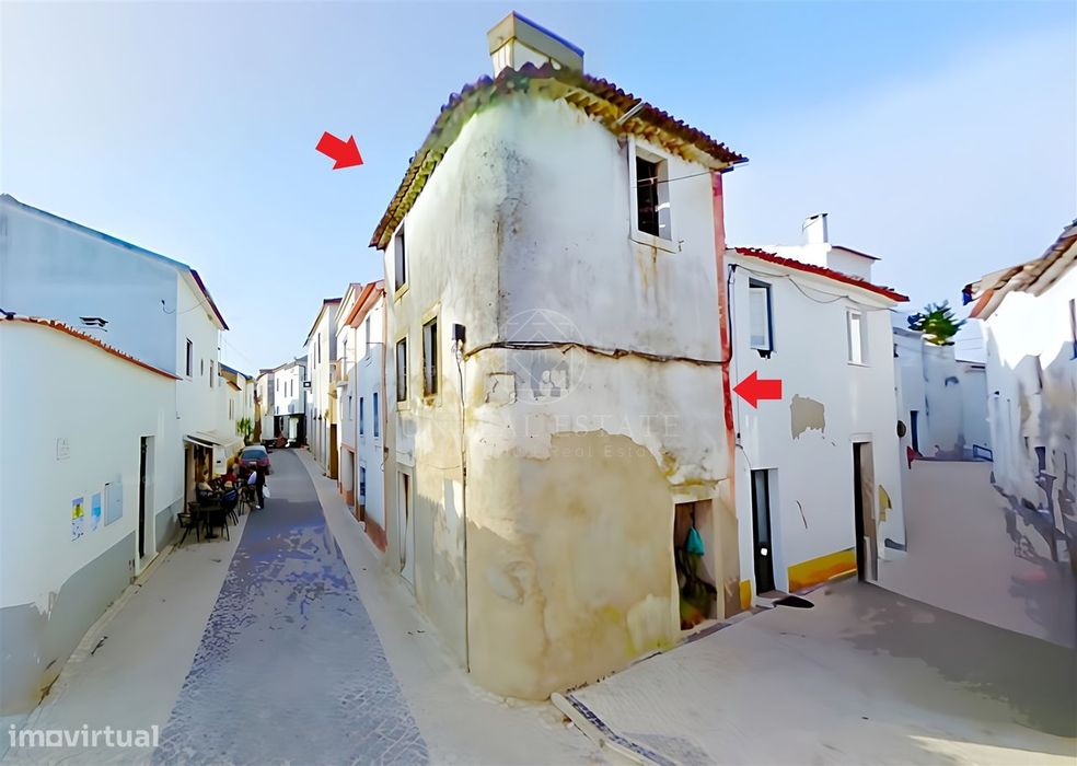 Prédio em Propriedade Total com 3 pisos, situado na Aldeia das lapas,