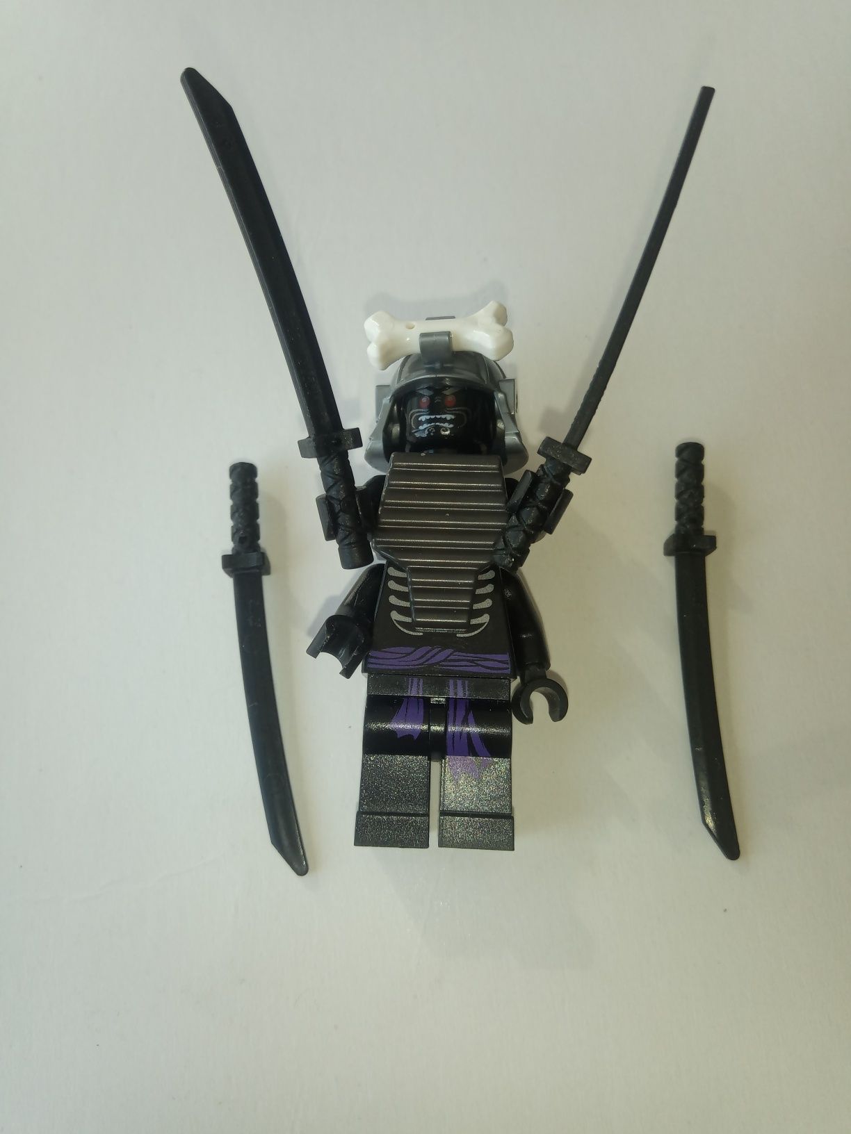 Figurka LEGO Ninjago Lord Garmadon Łęgach broń 4 miecze